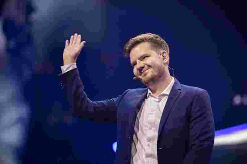 LOL官推发问：若23JDG与24GEN同处巅峰，谁会获胜？